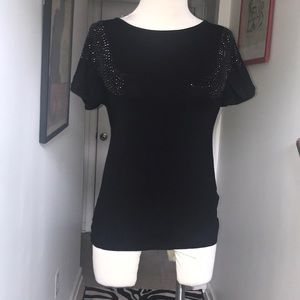 Wing Tee with cut out back size Small 😘